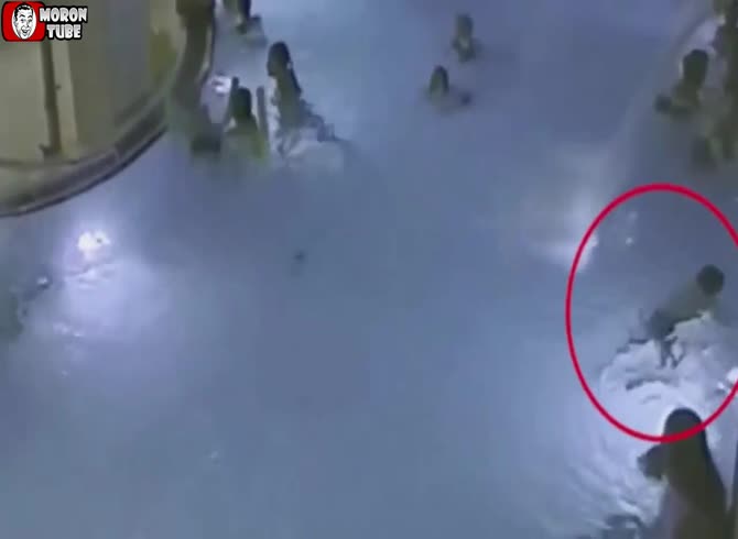 Video: Images of a 5-year-old child drowning in a crowded swimming pool (Finland) are horrifying